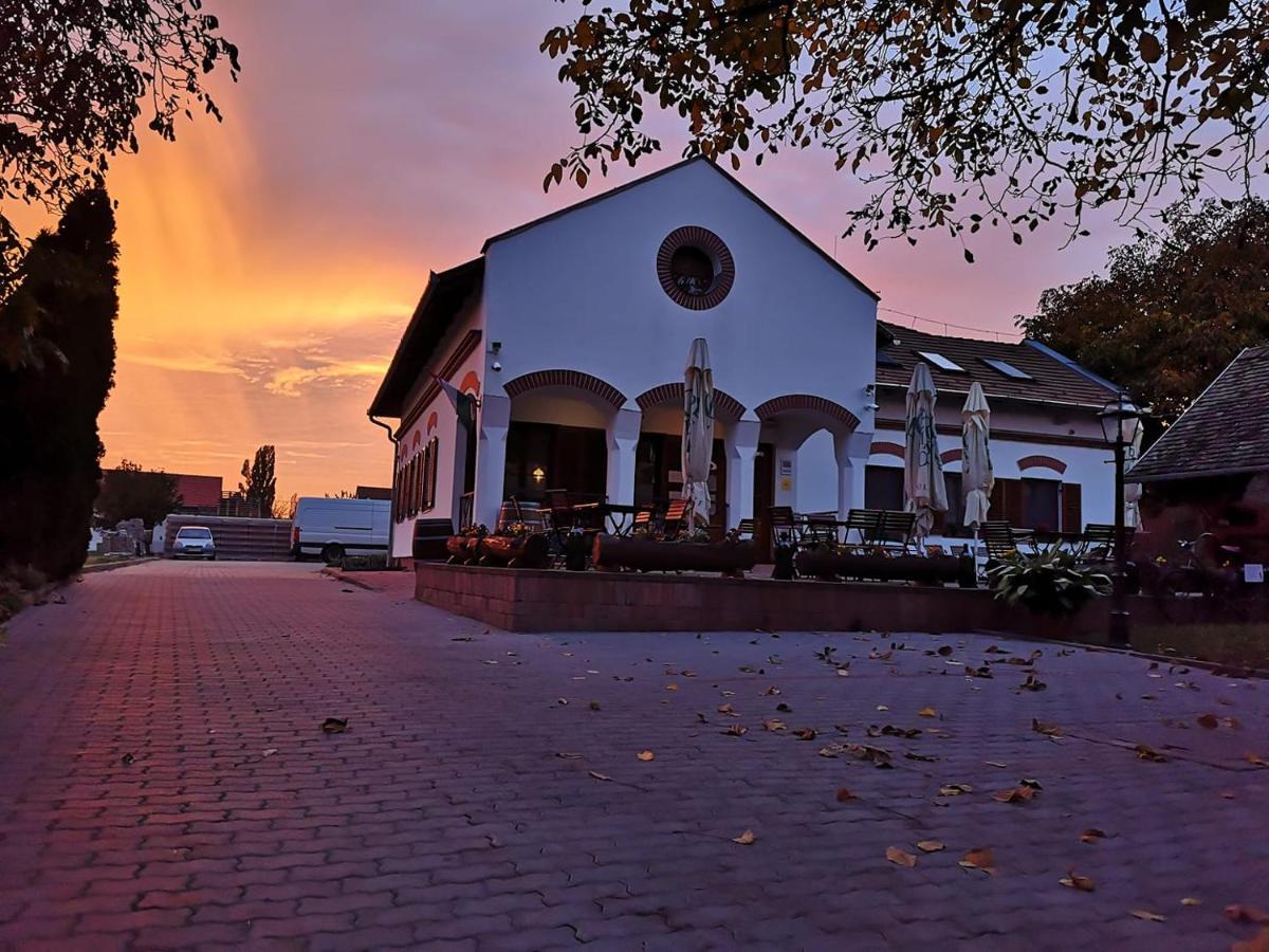Diofa Panzio Bed & Breakfast Villany Exterior photo