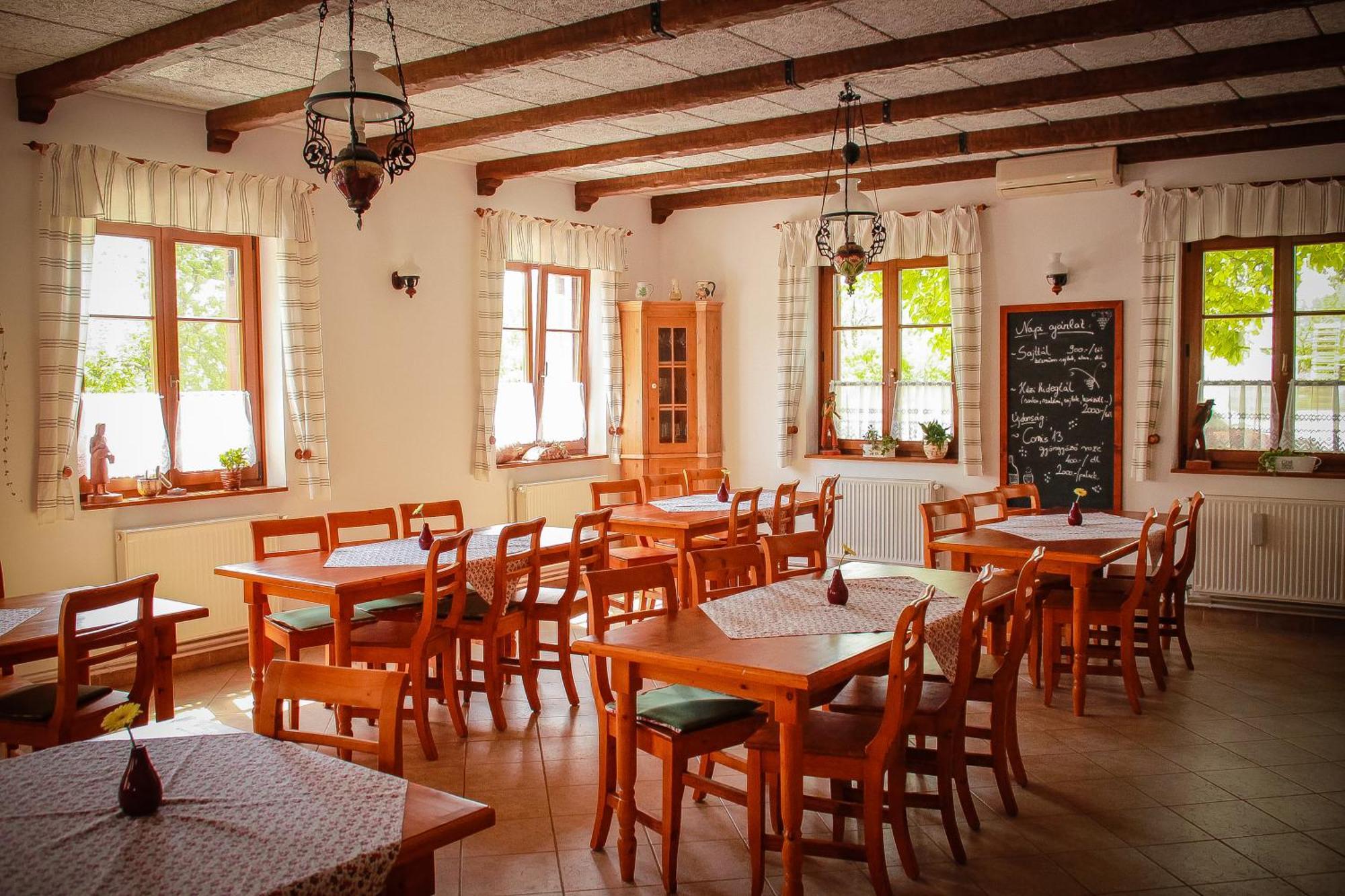 Diofa Panzio Bed & Breakfast Villany Exterior photo